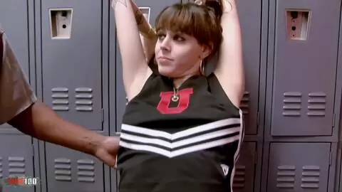 La pom-pom girl chaude Nella Jay se fait profondément baiser par une grosse bite noire dans les vestiaires. photo 02