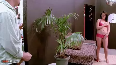 La jolie brune Ashli Ames baisée par un pervers plus âgé photo 01