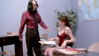 La superbe jeune brune nella j