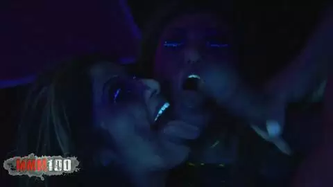 Deux filles aux seins énormes se font enculer dur et profondément photo 16