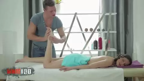 Jeune fille russe maigre en robe blanche et culotte reçoit un massage et une grosse bite dans la chatte photo 05