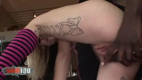 La petite blonde Faye Runaway se prend une énorme bite noire dans son trou du cul serré. photo 04