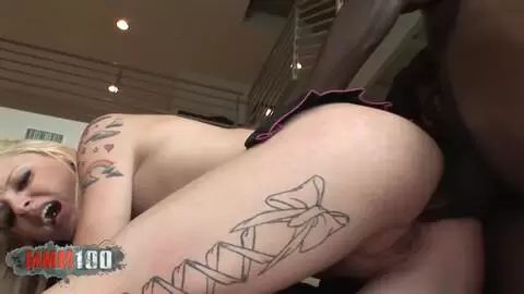 La petite blonde Faye Runaway se prend une énorme bite noire dans son trou du cul serré. photo 08