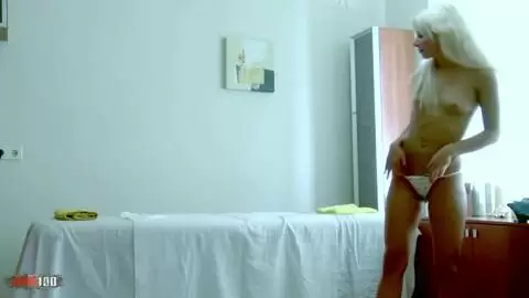 Superbe jeune Russe blonde se tape son masseur à grosse bite  dans le salon de massage photo 01