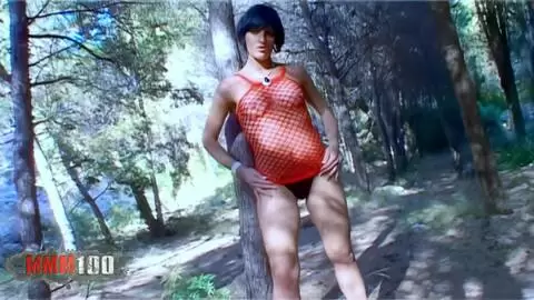 La brune française Alicia Dark fait un strip-tease dans les bois photo 01