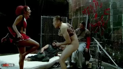 Orgie de sexe Interracial pour Daisy Ducati qui se régale avec trois bites rien que pour elle photo 01