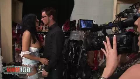 Trio au magasin de chaussure avec deux salopes à gros seins : Cindy Behr et Romana Ryder photo 03