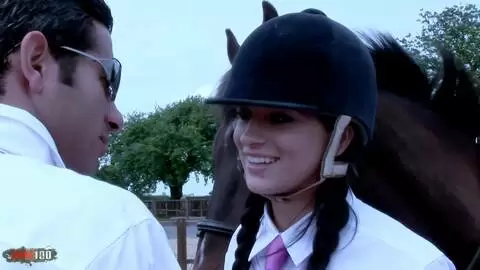 Jodie James se fait baiser par une grosse queue après sa séance d'équitation photo 01