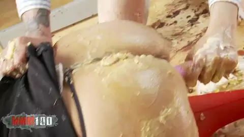 Eva May & Mai Bailey Deux filles aux gros seins dans une scène lesbienne de food porn photo 09