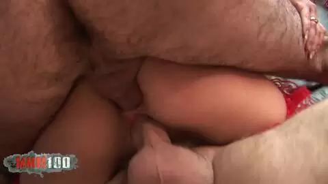 Gorge profonde et double pénétration dans un trio fou pour une petite blonde photo 06