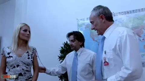 Deux Jeunes Blondes Se Font Défoncer le Cul Profond dans un Quatuor en Classe photo 01