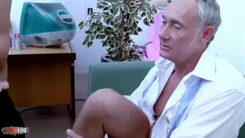 Deux Jeunes Blondes Se Font Défoncer le Cul Profond dans un Quatuor en Classe photo 04