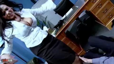 Milf brune aux seins énormes se fait baiser au bureau photo 01