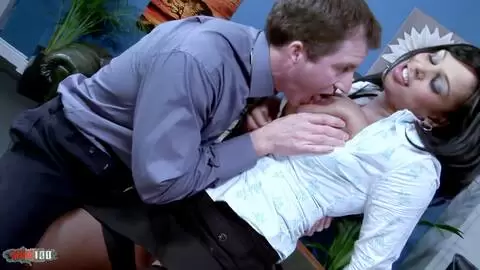 Milf brune aux seins énormes se fait baiser au bureau photo 02