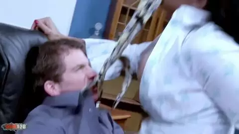 Milf brune aux seins énormes se fait baiser au bureau photo 13