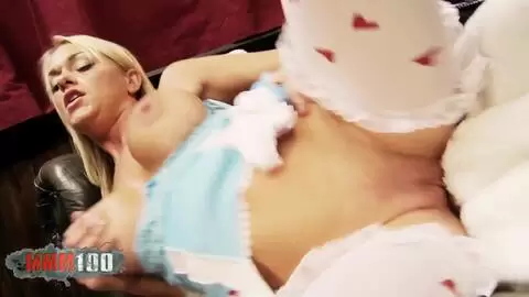 La star du porno blonde aux gros seins Paige Ashley joue Alice et baise avec le lapin photo 08