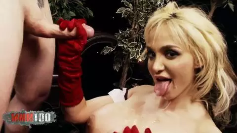 La belle blonde à énormes Nichons Amy Anderssen se fait baiser par une grosse bite photo 16