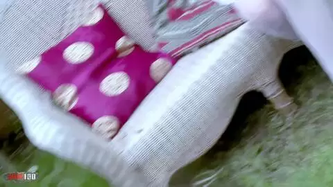 Holly James et Lou Lou Blondes aux Gros Seins Baisées par Paul Chaplin dans le Jardin photo 04