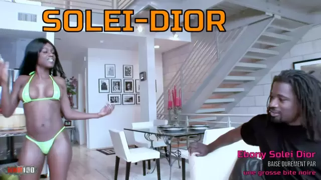 Ebony Solei Dior baisée durement par une grosse bite noire