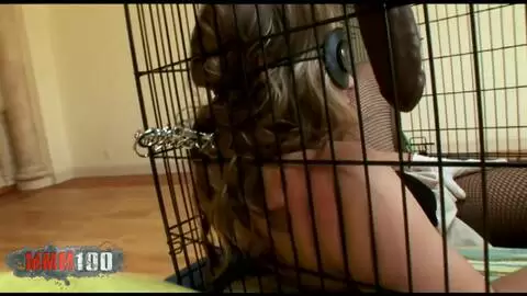 Kiara Marie Blonde potelée aux gros seins baisée par une grosse bite noire, M. Marcus dans une cage, éjaculation photo 03
