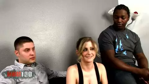 MILF blonde aux gros seins baisée par une grosse bite noire pendant que son mari regarde photo 04