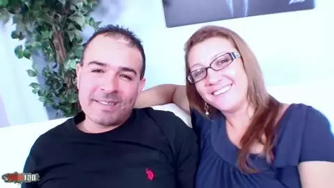 MILF Amateure à Lunettes Suce et Chevauche dans un Casting Fuck photo 1