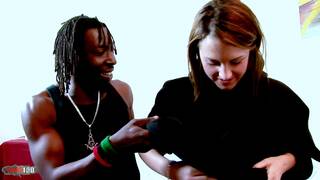 Nikki brune joue et baise la g