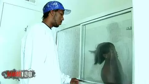 MILF Ébène Grossie Baisée Fort par Son Mec Bien Monté sous la Douche photo 07