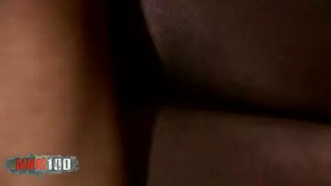 MILF Ébène Grossie Baisée Fort par Son Mec Bien Monté sous la Douche photo 15