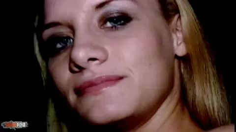 Leah Wilde dans une Scène Hardcore - La jeune Blonde Maigre Affronte Deux Grosses Bites avec Sascha et Dex! photo 02