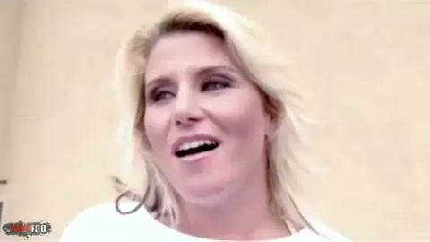 Une pom-pom girl pulpeuse blonde prend une grosse bite noire et une facial bien crade photo 1
