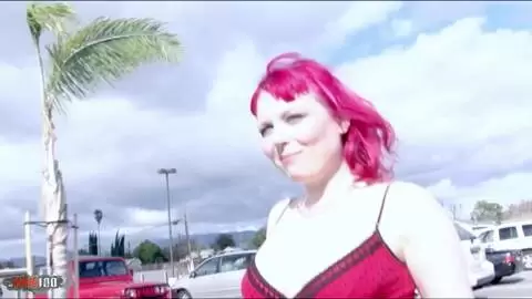 Une rousse pulpeuse chevauche une grosse bite noire et finit le sperme sur les seins photo 2