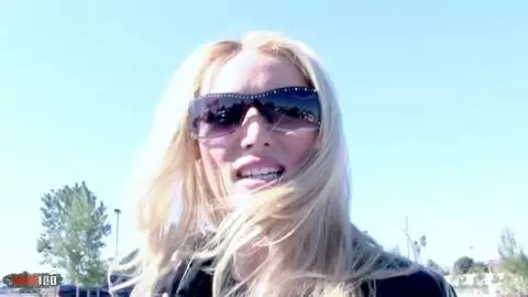 Diana Doll et une babe en chaleur se relaient pour avaler une grosse bite et se prennent des éjacs faciales photo 1