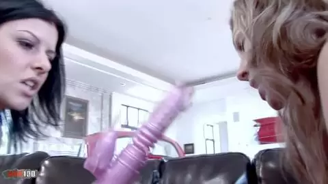 Gros Nichons Blondes & Brunes en Threesome Lesbien &ndash; Godemich&eacute;s qui D&eacute;foncent les Chattes &agrave; Fond photo 11