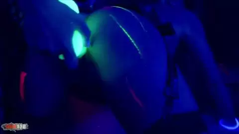 Tiffany Sweet et Carmel Moore dans une scène lesbienne très chaude et sexy photo 12