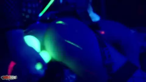 Tiffany Sweet et Carmel Moore dans une scène lesbienne très chaude et sexy photo 13