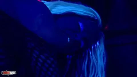 Tiffany Sweet et Carmel Moore dans une scène lesbienne très chaude et sexy photo 15