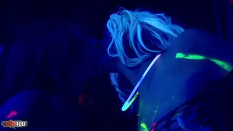 Tiffany Sweet et Carmel Moore dans une scène lesbienne très chaude et sexy photo 16