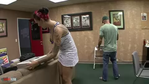 La tatouée Emily Parker s'attaque à la grosse bite de Barry Scott dans une séance de baise de chatte hardcore photo 01