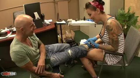 La tatouée Emily Parker s'attaque à la grosse bite de Barry Scott dans une séance de baise de chatte hardcore photo 03