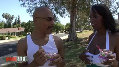 Déesse ébène aux seins naturels géants baisée durement photo 01