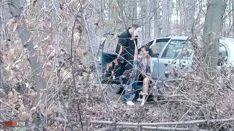 Baise anale en voiture dans les bois avec la belle Nataly Lancaster  photo 02