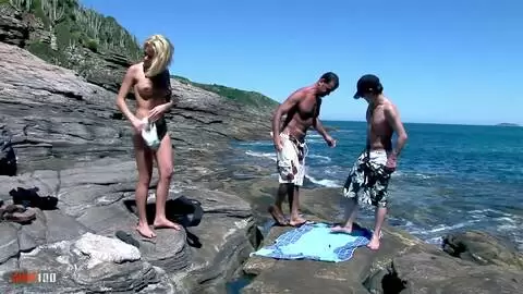 Séance intense de DP de la blonde française Chloé Delaure sur les rochers de la plage photo 01