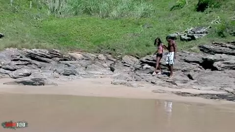 Simone avale une grosse bite black sur la plage ensoleill&eacute;e photo 01