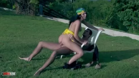 Roxy Panther : Baise Torride sur Pelouse avec Éjaculation photo 06