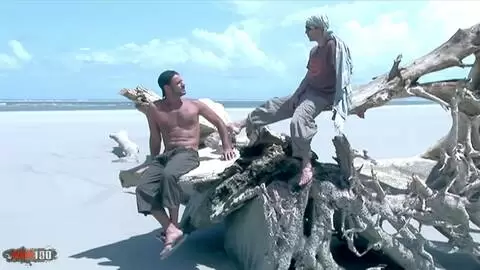 Le cul latino poilu de Druunia Diva se fait doublement pénétrer par Alain Deloin et Titof sur une plage tropicale photo 01