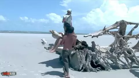 Le cul latino poilu de Druunia Diva se fait doublement pénétrer par Alain Deloin et Titof sur une plage tropicale photo 02