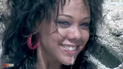 Le cul latino poilu de Druunia Diva se fait doublement pénétrer par Alain Deloin et Titof sur une plage tropicale photo 16