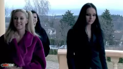 Sodomie hardcore pour deux jeunes salopes en chaleur