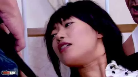 Kaoruko Wakaba, l'écolière japonaise, dans un plan à trois MMF torride avec Titof photo 2